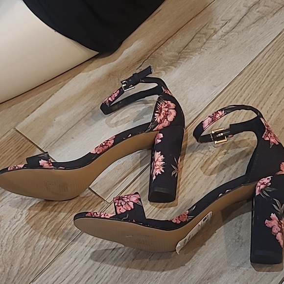 Shoes - Picture 4 of 7